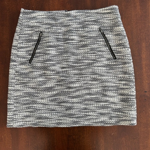 LOFT Black and White Classic Tweed Skirt with zipper pockets - Picture 2 of 7